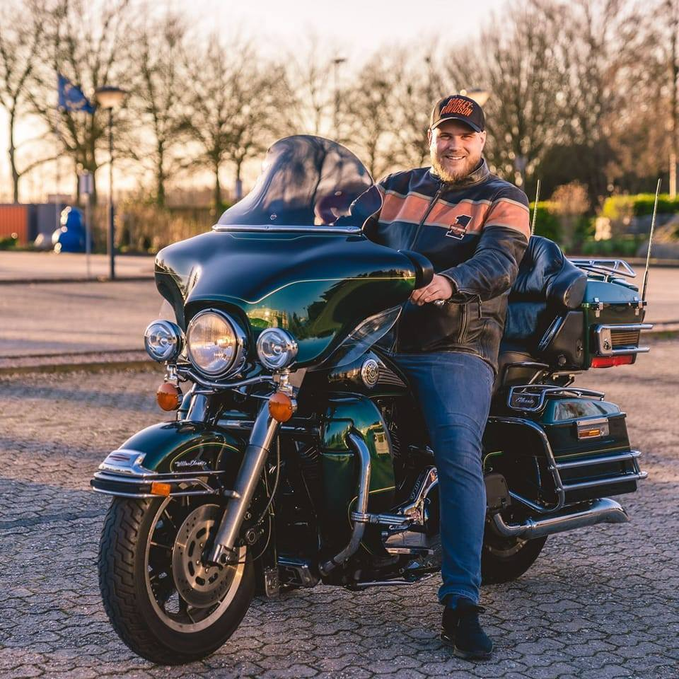 Emile de Haan aan het werk in de detailstudio